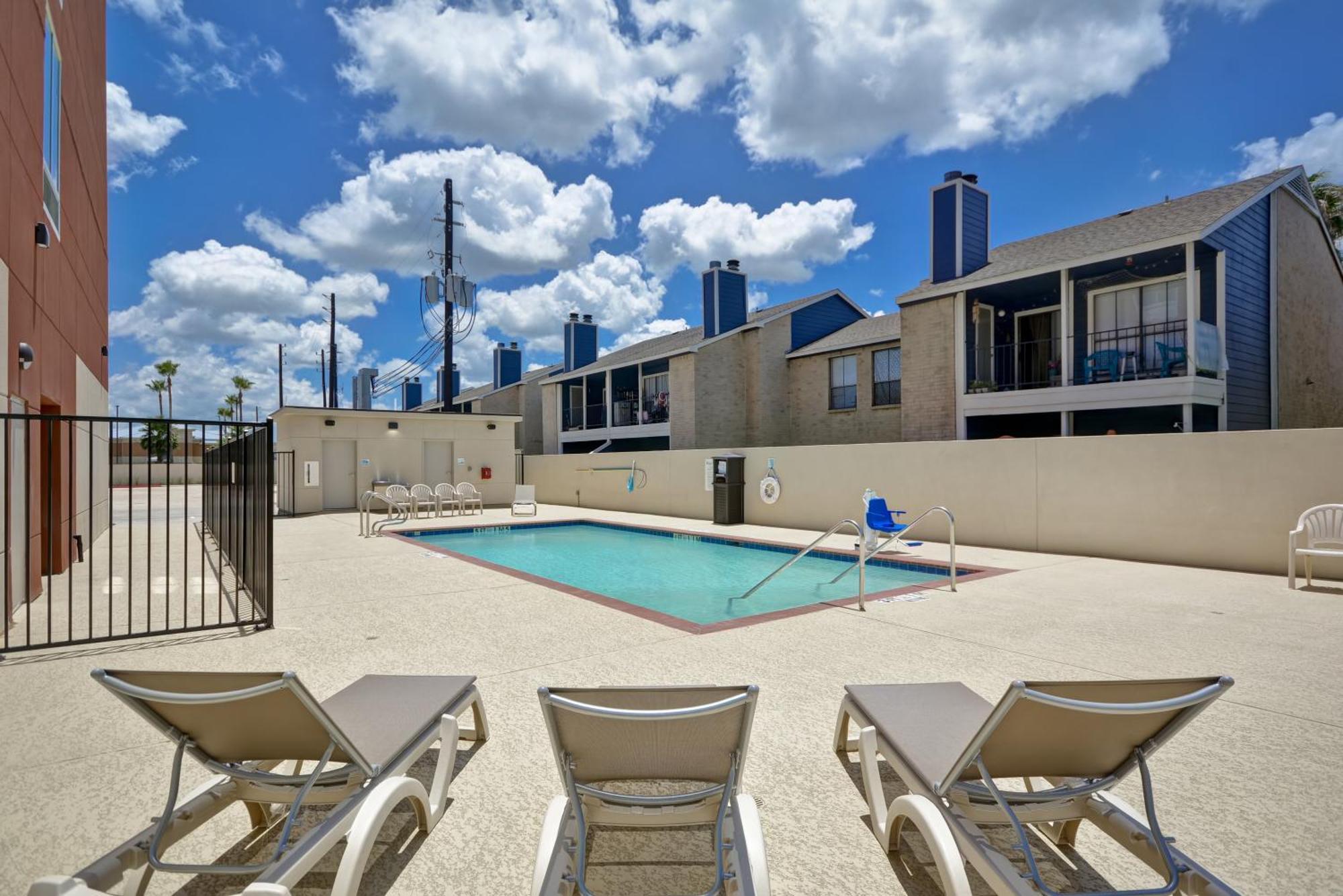Holiday Inn Express & Suites - Houston Nasa - Boardwalk Area By Ihg Seabrook Exterior photo