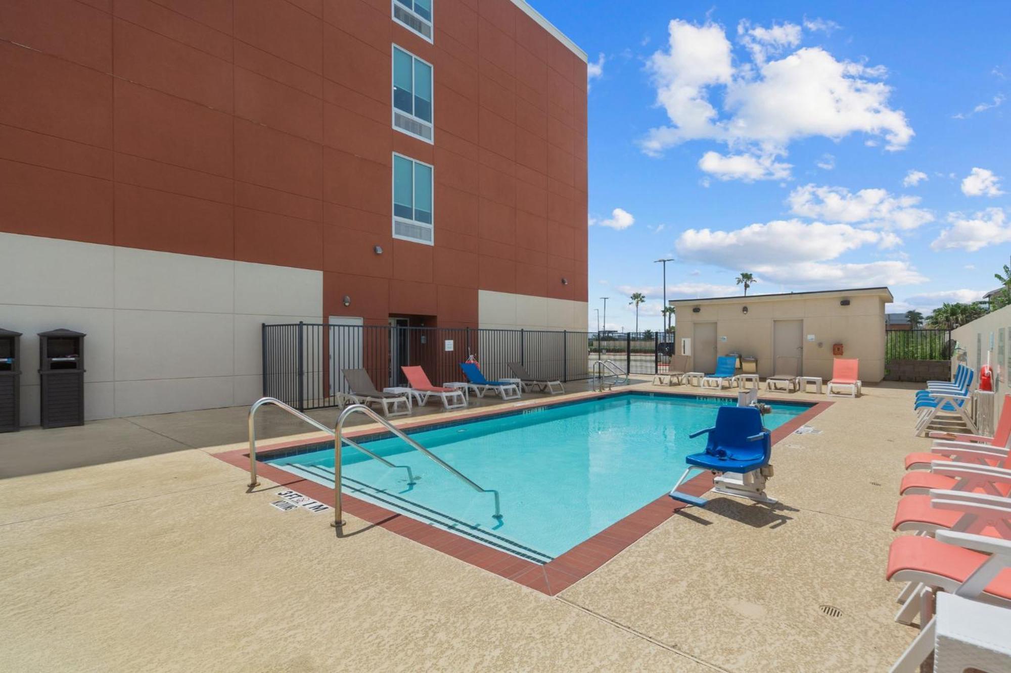 Holiday Inn Express & Suites - Houston Nasa - Boardwalk Area By Ihg Seabrook Exterior photo